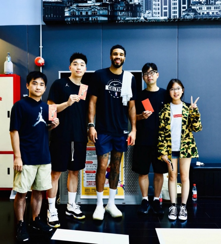 吴泽昊晒照：收到了塔图姆本人亲自派送的专属感谢红包 怎能不爱