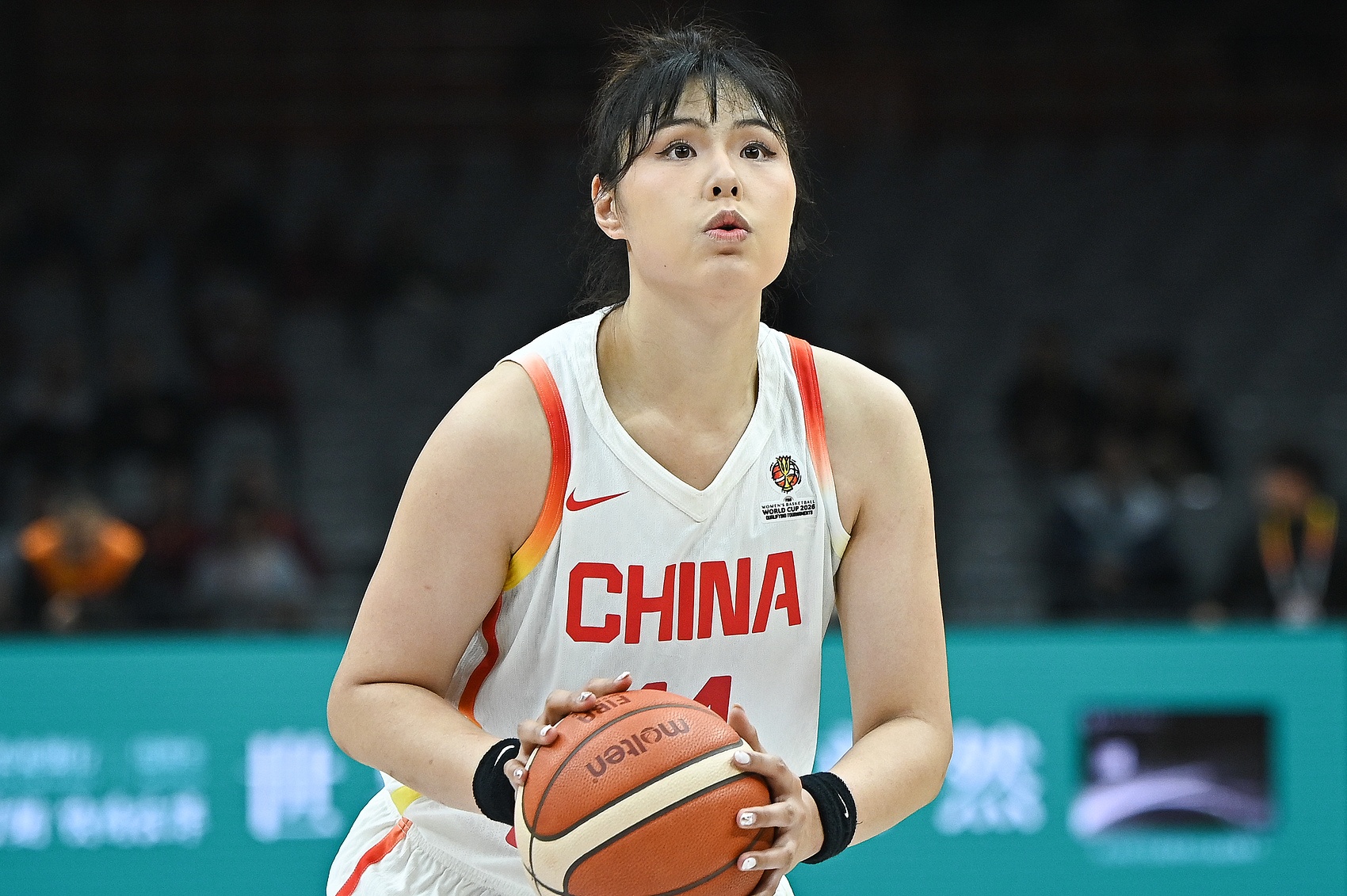 聊聊李月汝的话题？解说：既不想说瞎话 也不想说不利于团结的话